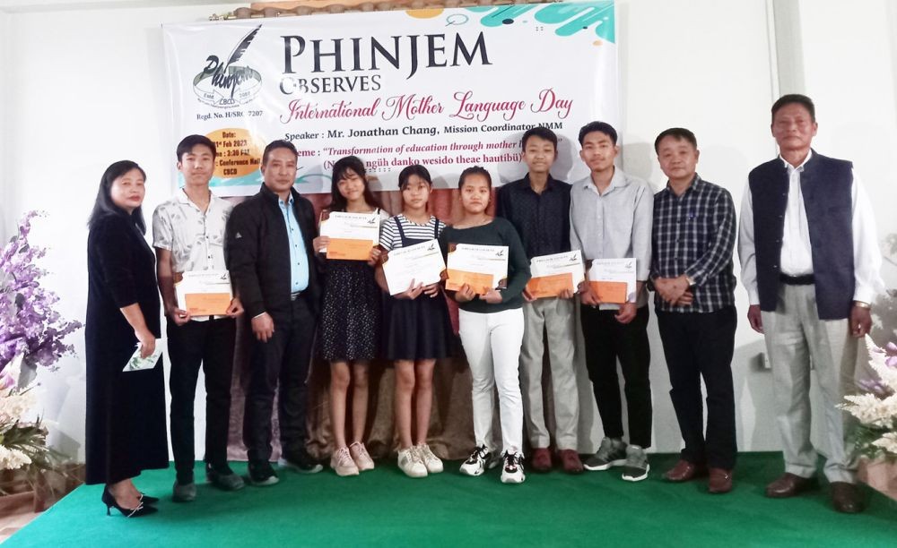 Winners of the literary competition with the speaker Jonathan Chang and the members of Phinjem editorial board.